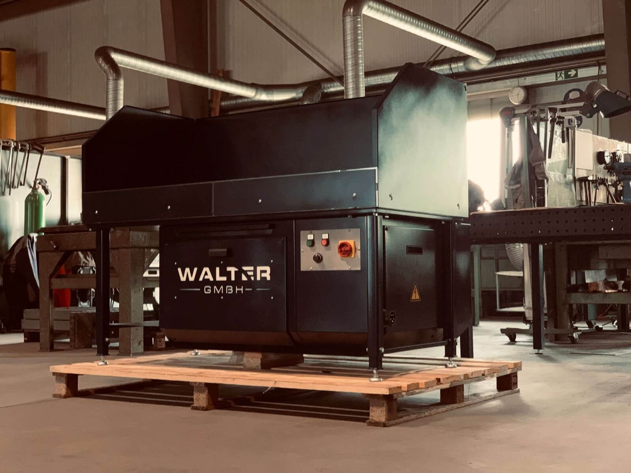 Lochtisch FLT-1608 auf Versandpalette in der WALTER-Fertigung in Karlsruhe