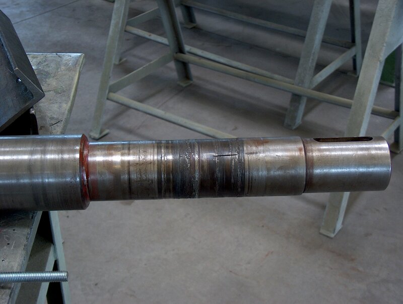 Ausgebaute Ventilatorwelle mit sichtbaren Lagersitzen und Anlauffarben