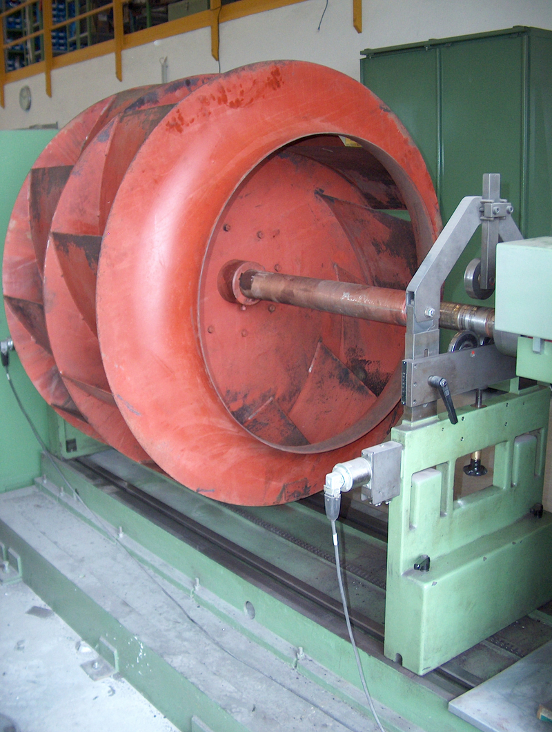 Ventilator-Laufrad eingespannt auf der Wuchtmaschine