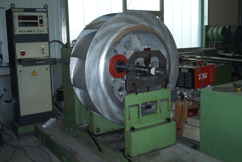 Laufrad aus Edelstahl auf der Wuchtmaschine mit Steuerungseinheit