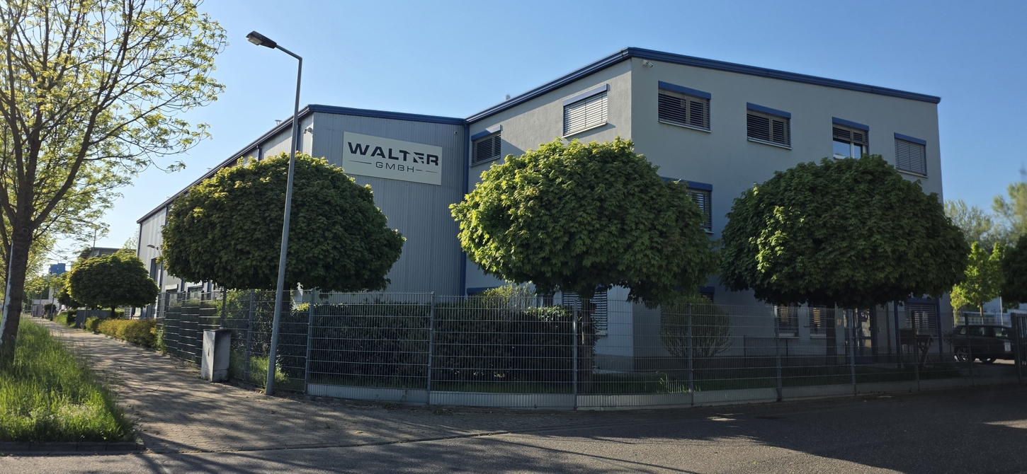 Firmensitz der WALTER GmbH in Karlsruhe-Knielingen - Straßenansicht mit Eingangsbereich und Logo an der Fassade