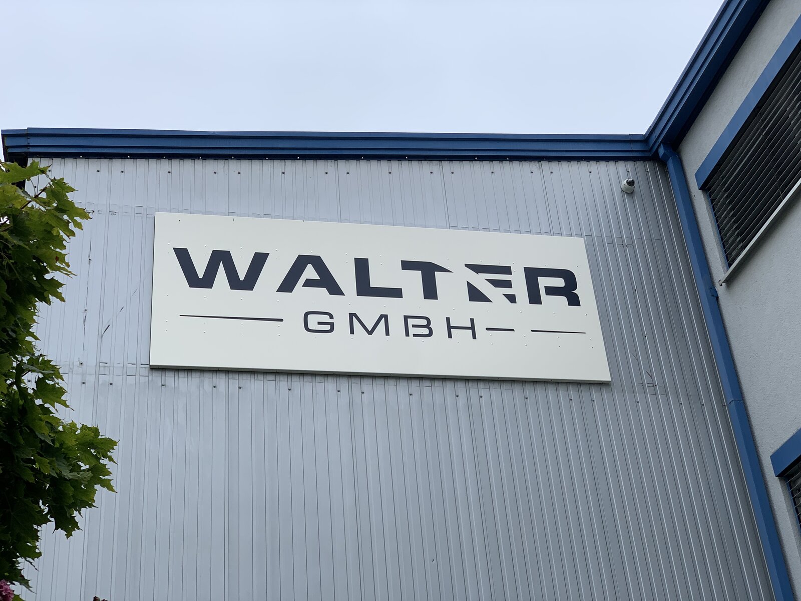 Firmengebäude der WALTER GmbH in Karlsruhe mit dem Logo-Schriftzug an der Fassade